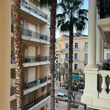 아파트 One-bedroom With A Cozy Terrace Beachfront, Center *