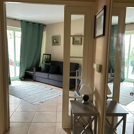 아파트 One-bedroom With A Cozy Terrace Beachfront, Center